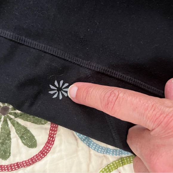 🌺🏃🏻♀️Athleta Run shorts Size Small - Picture 2 of 5